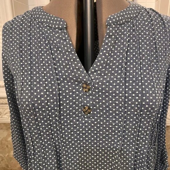 Fred David. Size L. Stretch. Pintucks. Button Placket. Gray/blue. Top. B112 - Picture 5 of 7